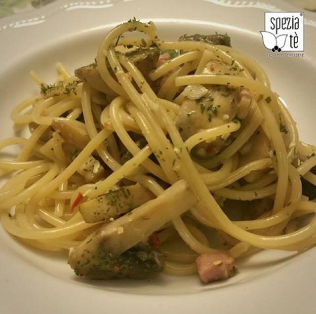Spaghetti con champignon e pancetta