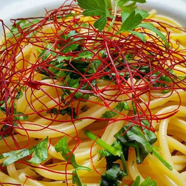 Spaghetti con fili di peperoncino